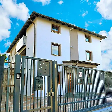 Elena Haus アパートホテル 3*